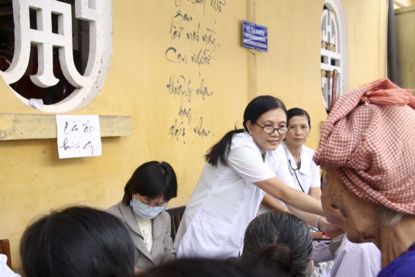 Đồng Tháp: Chùa Quan Âm trao trên 1000 phần quà, khám bệnh và phát thuốc miễn phí cho dân nghèo tại địa phương