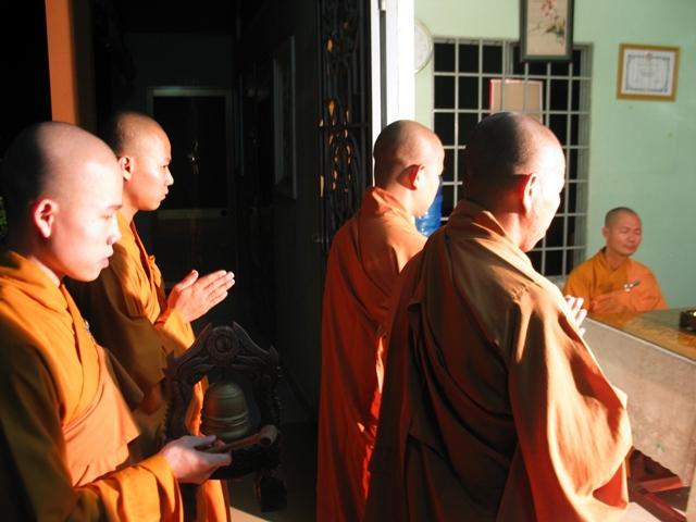 Đồng Nai - Trường Trung Cấp Phật Học Đồng Nai từng ánh nến lung linh tỏa sáng