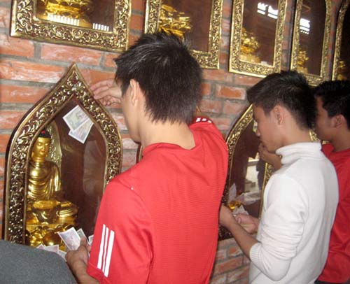La Hán &quot;mòn chân&quot; vì... dân đi lễ