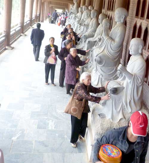 La Hán &quot;mòn chân&quot; vì... dân đi lễ