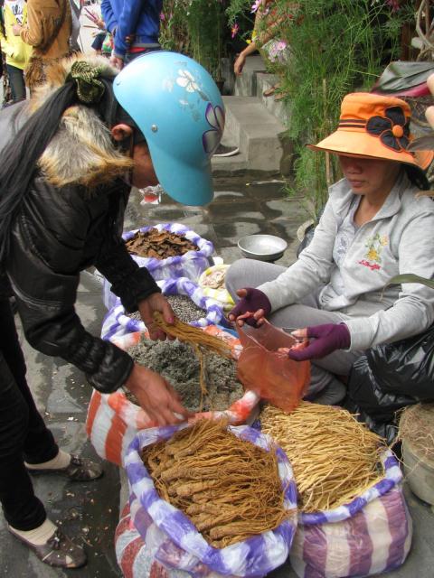 Dòng người lễ chùa, xin xăm đông ngẹt mấy tuyến phố
