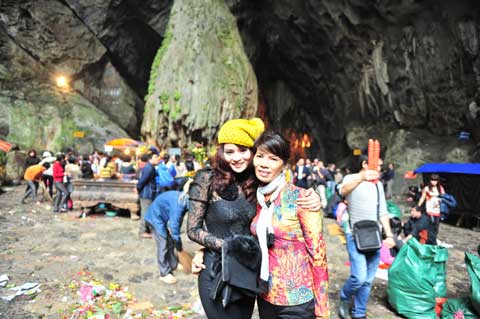 Ngắm Vũ Thu Phương vãn cảnh chùa Hương