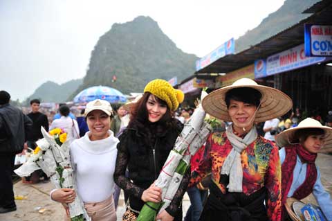 Ngắm Vũ Thu Phương vãn cảnh chùa Hương