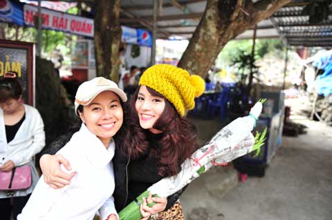 Ngắm Vũ Thu Phương vãn cảnh chùa Hương