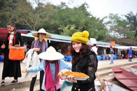 Ngắm Vũ Thu Phương vãn cảnh chùa Hương