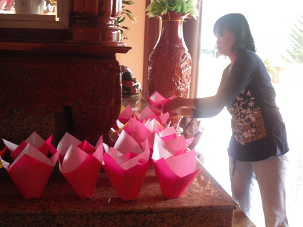 Tịnh Xá Ngọc Minh tổ chức đêm hoa đăng cầu nguyện cho thảm họa tại Nhật Bản