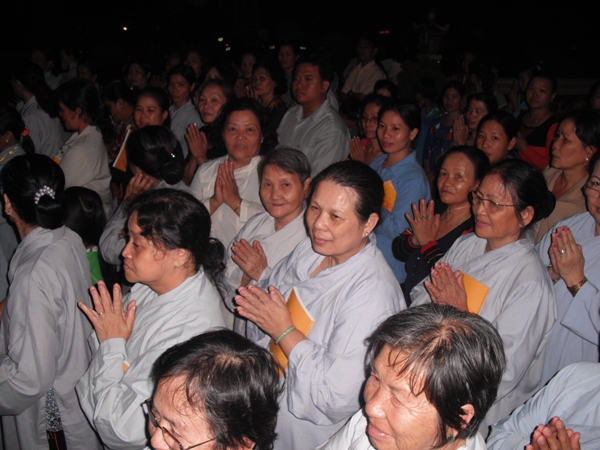 Tịnh Xá Ngọc Minh tổ chức đêm hoa đăng cầu nguyện cho thảm họa tại Nhật Bản