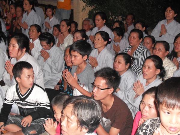Tịnh Xá Ngọc Minh tổ chức đêm hoa đăng cầu nguyện cho thảm họa tại Nhật Bản