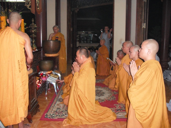 Tịnh Xá Ngọc Minh tổ chức đêm hoa đăng cầu nguyện cho thảm họa tại Nhật Bản