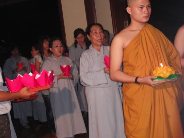 Tịnh Xá Ngọc Minh tổ chức đêm hoa đăng cầu nguyện cho thảm họa tại Nhật Bản