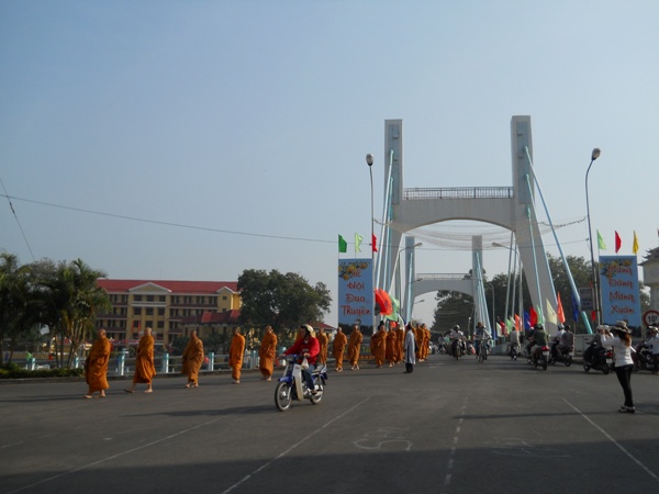 Chư Tăng Tịnh xá Ngọc Minh trì bình Khất thực tại TP. Phan Thiết