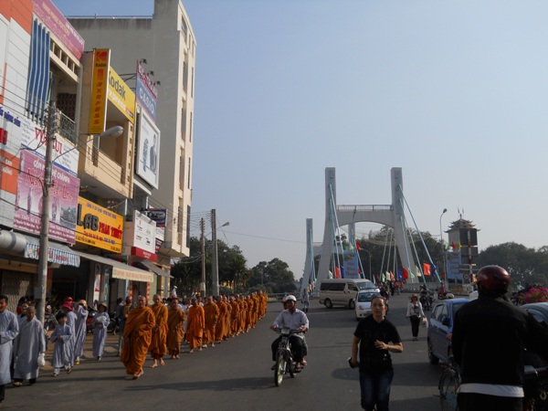 Chư Tăng Tịnh xá Ngọc Minh trì bình Khất thực tại TP. Phan Thiết