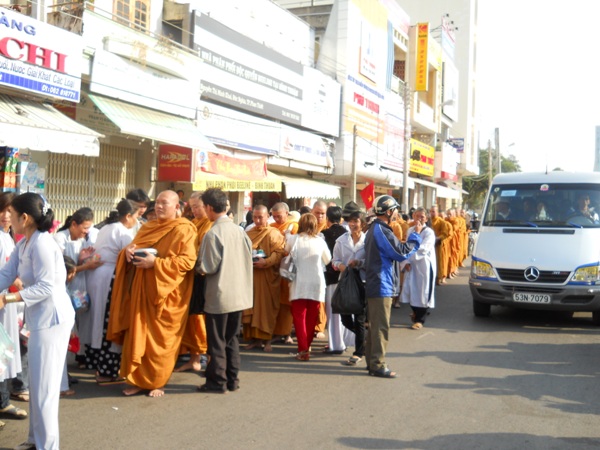 Chư Tăng Tịnh xá Ngọc Minh trì bình Khất thực tại TP. Phan Thiết