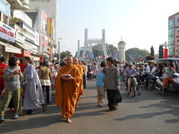 Chư Tăng Tịnh xá Ngọc Minh trì bình Khất thực tại TP. Phan Thiết