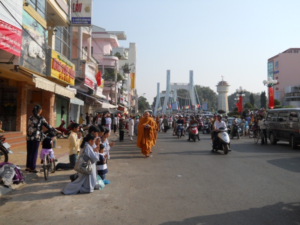 Chư Tăng Tịnh xá Ngọc Minh trì bình Khất thực tại TP. Phan Thiết