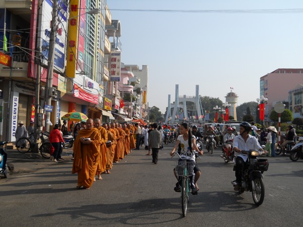 Chư Tăng Tịnh xá Ngọc Minh trì bình Khất thực tại TP. Phan Thiết