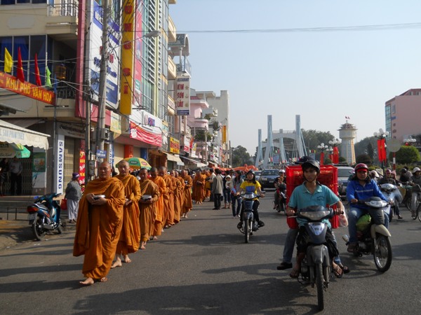 Chư Tăng Tịnh xá Ngọc Minh trì bình Khất thực tại TP. Phan Thiết