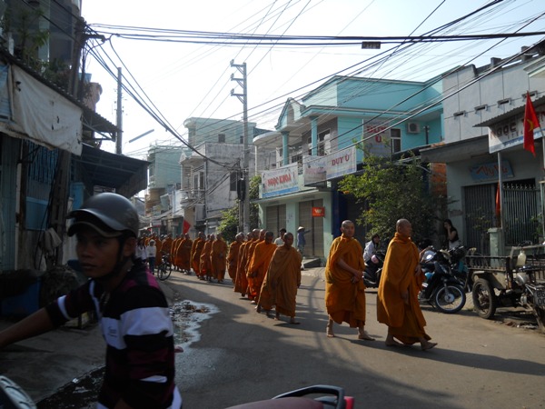 Chư Tăng Tịnh xá Ngọc Minh trì bình Khất thực tại TP. Phan Thiết