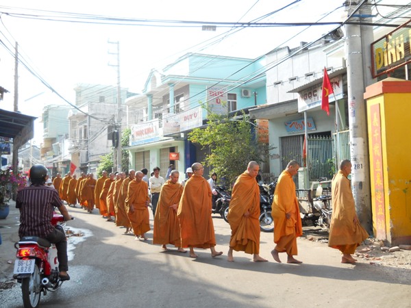 Chư Tăng Tịnh xá Ngọc Minh trì bình Khất thực tại TP. Phan Thiết