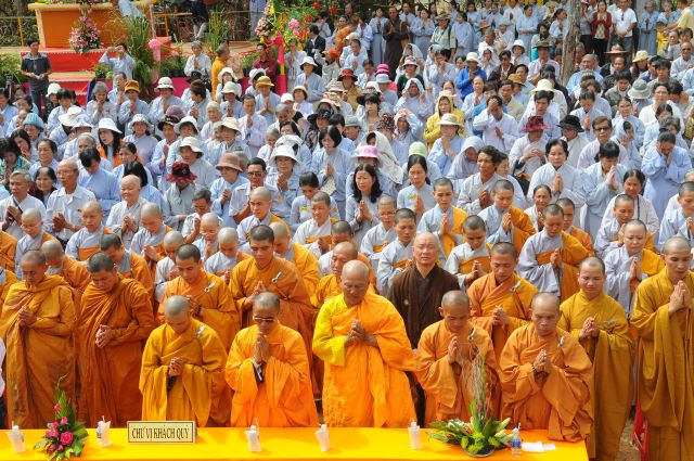 Hơn 10.000 ngàn Phật tử tham dự lễ Sái Tịnh Khai quang tượng Phật A-Di-Đà lớn nhất Việt Nam