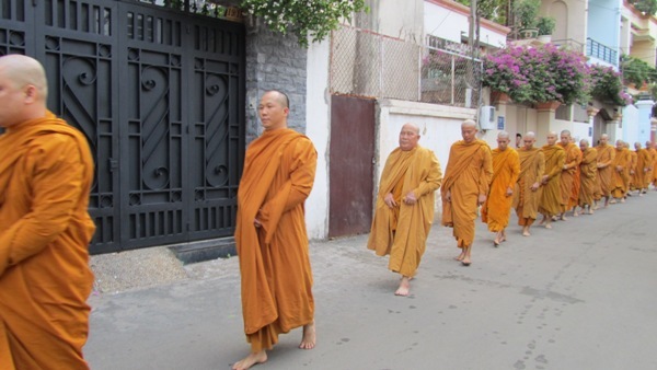 TP.HCM: Chư Tăng, Ni Khất sĩ Tổ chức Trì bình khất Thực Tưởng Niệm Tổ Sư Minh Đăng Quang