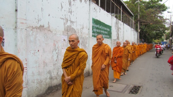 TP.HCM: Chư Tăng, Ni Khất sĩ Tổ chức Trì bình khất Thực Tưởng Niệm Tổ Sư Minh Đăng Quang