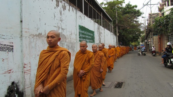 TP.HCM: Chư Tăng, Ni Khất sĩ Tổ chức Trì bình khất Thực Tưởng Niệm Tổ Sư Minh Đăng Quang