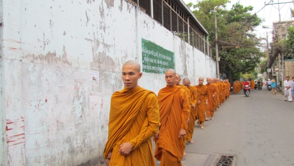 TP.HCM: Chư Tăng, Ni Khất sĩ Tổ chức Trì bình khất Thực Tưởng Niệm Tổ Sư Minh Đăng Quang