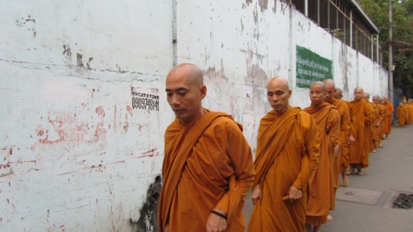 TP.HCM: Chư Tăng, Ni Khất sĩ Tổ chức Trì bình khất Thực Tưởng Niệm Tổ Sư Minh Đăng Quang