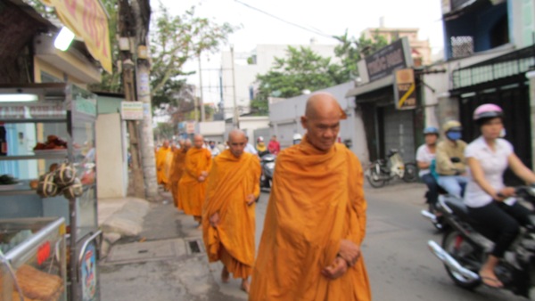 TP.HCM: Chư Tăng, Ni Khất sĩ Tổ chức Trì bình khất Thực Tưởng Niệm Tổ Sư Minh Đăng Quang