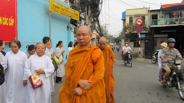 TP.HCM: Chư Tăng, Ni Khất sĩ Tổ chức Trì bình khất Thực Tưởng Niệm Tổ Sư Minh Đăng Quang