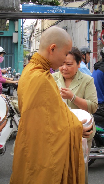 TP.HCM: Chư Tăng, Ni Khất sĩ Tổ chức Trì bình khất Thực Tưởng Niệm Tổ Sư Minh Đăng Quang