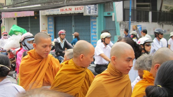TP.HCM: Chư Tăng, Ni Khất sĩ Tổ chức Trì bình khất Thực Tưởng Niệm Tổ Sư Minh Đăng Quang