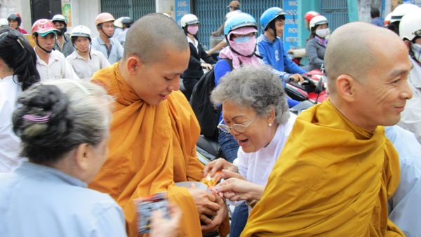 TP.HCM: Chư Tăng, Ni Khất sĩ Tổ chức Trì bình khất Thực Tưởng Niệm Tổ Sư Minh Đăng Quang