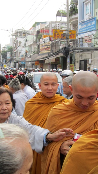 TP.HCM: Chư Tăng, Ni Khất sĩ Tổ chức Trì bình khất Thực Tưởng Niệm Tổ Sư Minh Đăng Quang