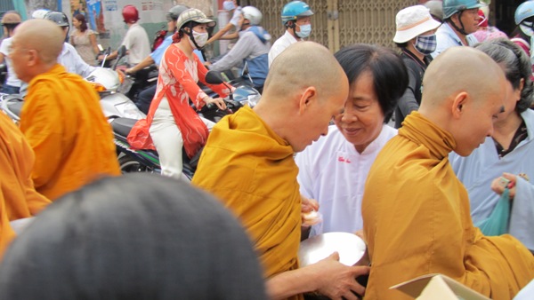TP.HCM: Chư Tăng, Ni Khất sĩ Tổ chức Trì bình khất Thực Tưởng Niệm Tổ Sư Minh Đăng Quang