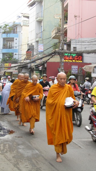 TP.HCM: Chư Tăng, Ni Khất sĩ Tổ chức Trì bình khất Thực Tưởng Niệm Tổ Sư Minh Đăng Quang