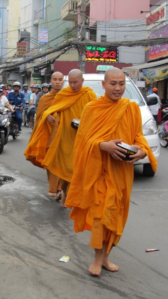 TP.HCM: Chư Tăng, Ni Khất sĩ Tổ chức Trì bình khất Thực Tưởng Niệm Tổ Sư Minh Đăng Quang