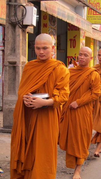 TP.HCM: Chư Tăng, Ni Khất sĩ Tổ chức Trì bình khất Thực Tưởng Niệm Tổ Sư Minh Đăng Quang