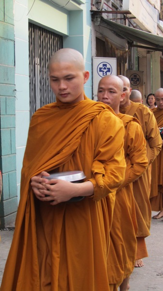 TP.HCM: Chư Tăng, Ni Khất sĩ Tổ chức Trì bình khất Thực Tưởng Niệm Tổ Sư Minh Đăng Quang