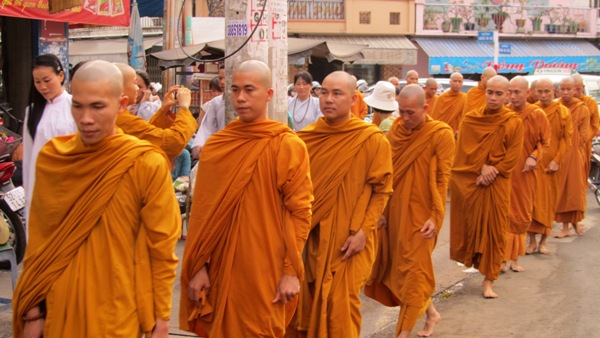 TP.HCM: Chư Tăng, Ni Khất sĩ Tổ chức Trì bình khất Thực Tưởng Niệm Tổ Sư Minh Đăng Quang