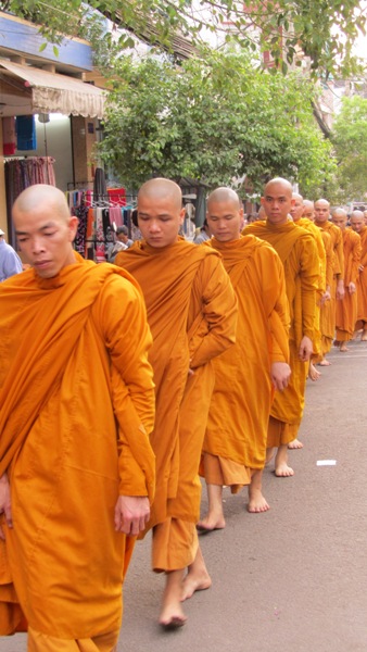 TP.HCM: Chư Tăng, Ni Khất sĩ Tổ chức Trì bình khất Thực Tưởng Niệm Tổ Sư Minh Đăng Quang