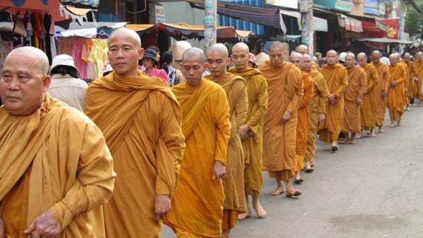TP.HCM: Chư Tăng, Ni Khất sĩ Tổ chức Trì bình khất Thực Tưởng Niệm Tổ Sư Minh Đăng Quang
