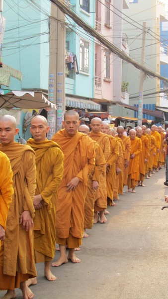 TP.HCM: Chư Tăng, Ni Khất sĩ Tổ chức Trì bình khất Thực Tưởng Niệm Tổ Sư Minh Đăng Quang
