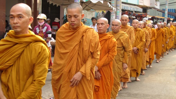 TP.HCM: Chư Tăng, Ni Khất sĩ Tổ chức Trì bình khất Thực Tưởng Niệm Tổ Sư Minh Đăng Quang