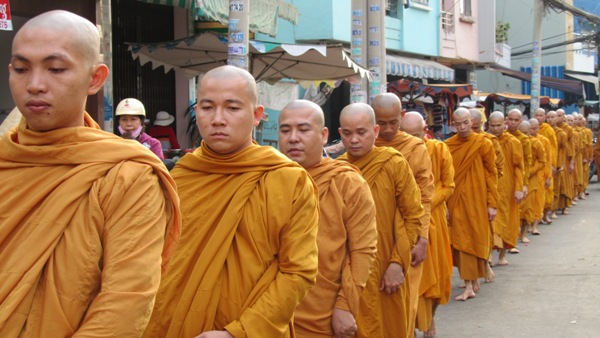 TP.HCM: Chư Tăng, Ni Khất sĩ Tổ chức Trì bình khất Thực Tưởng Niệm Tổ Sư Minh Đăng Quang