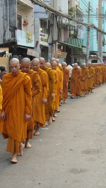TP.HCM: Chư Tăng, Ni Khất sĩ Tổ chức Trì bình khất Thực Tưởng Niệm Tổ Sư Minh Đăng Quang