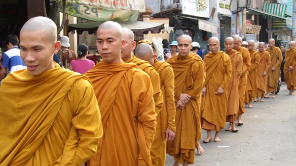 TP.HCM: Chư Tăng, Ni Khất sĩ Tổ chức Trì bình khất Thực Tưởng Niệm Tổ Sư Minh Đăng Quang