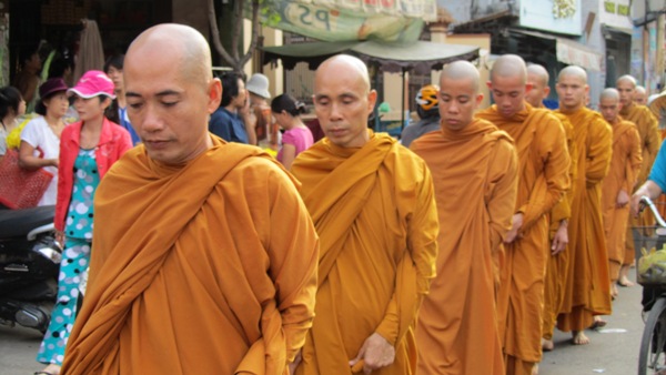 TP.HCM: Chư Tăng, Ni Khất sĩ Tổ chức Trì bình khất Thực Tưởng Niệm Tổ Sư Minh Đăng Quang