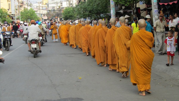 TP.HCM: Chư Tăng, Ni Khất sĩ Tổ chức Trì bình khất Thực Tưởng Niệm Tổ Sư Minh Đăng Quang
